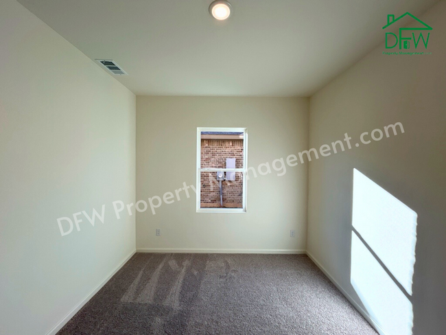 Building Photo - Spacious 5-Bedroom Home with Modern Upgrad...