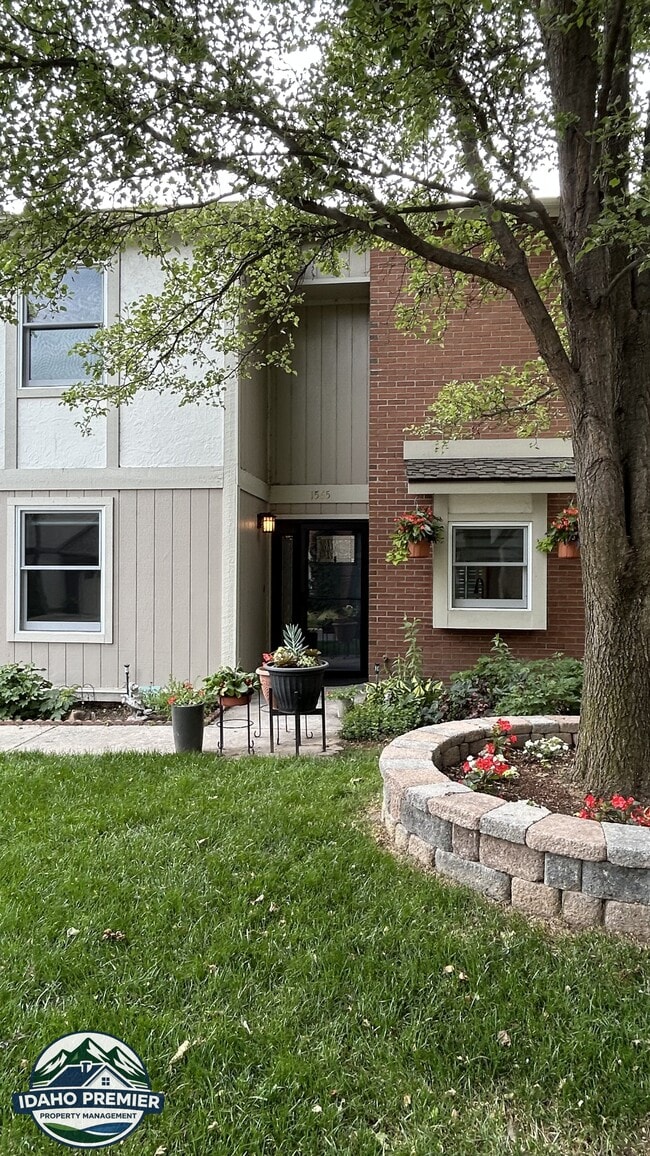 Building Photo - 1565 E Lenz Ln