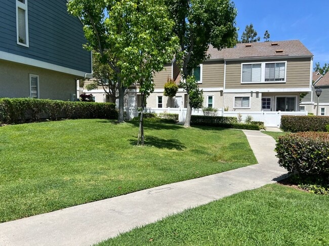 Building Photo - 36 Birchwood Ln
