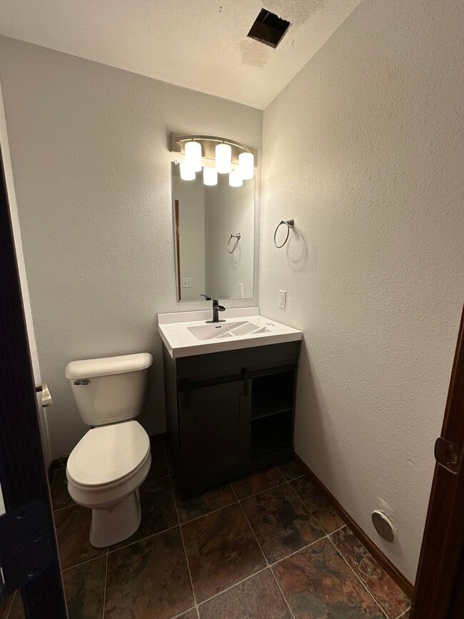 Building Photo - 3 Bedroom House!