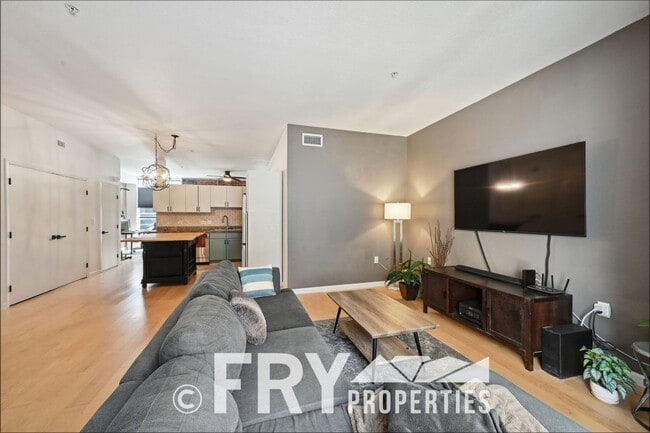 Building Photo - Spacious 1 bedroom Main Floor Condo in RiNo
