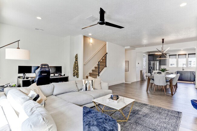 Building Photo - Beautiful Townhome in Daybreak