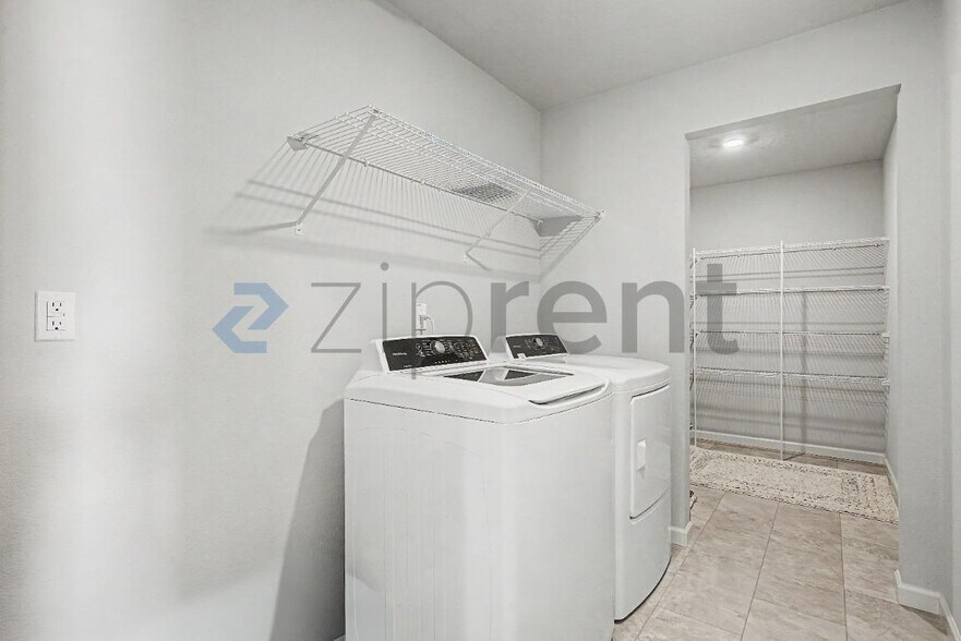 Building Photo - Unit