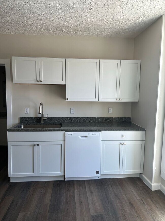 Building Photo - 1024 Main St