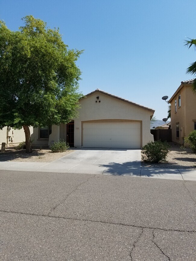 Building Photo - Beautiful 3/2 plus a den for rent near 27th Ave. & Roeser Rd.