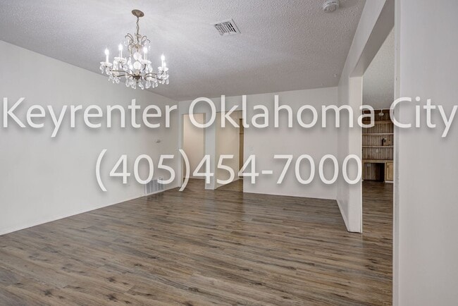 Building Photo - Massive 3BD/2BTH Home Minutes from the Highway.