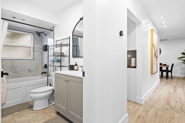 Building Photo - 1311 Cypress Ave