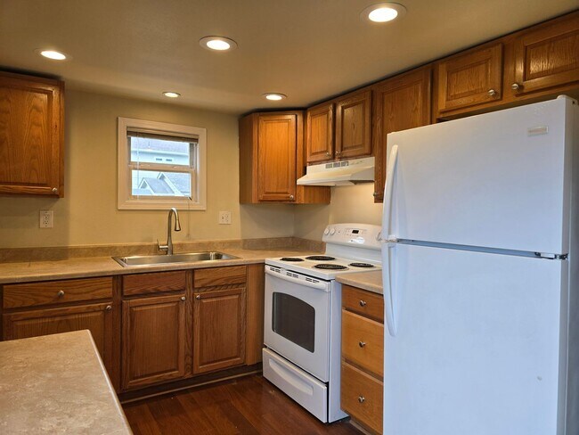 Building Photo - One Bedroom Duplex with Fenced Yard