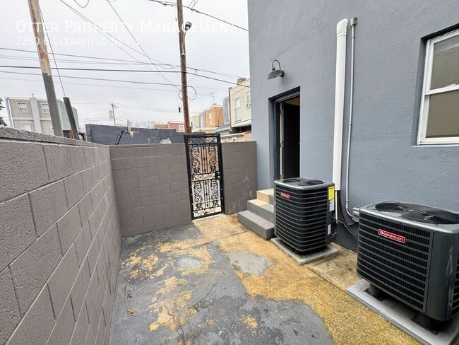 Building Photo - 2250 E Clearfield St