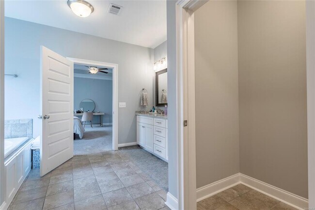 Building Photo - 357 Sydney Dr S