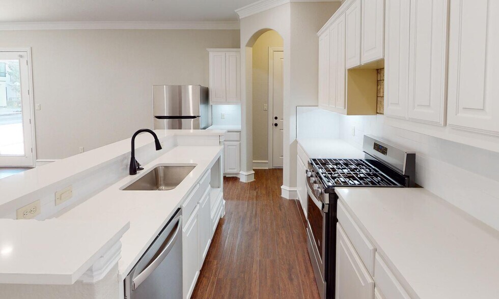 Building Photo - Gorgeous M Streets townhome with great rooftop deck