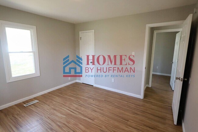 Building Photo - Three Bedroom House | Move in Ready