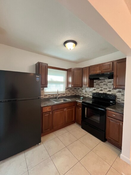 Building Photo - 2210 SW 45th St