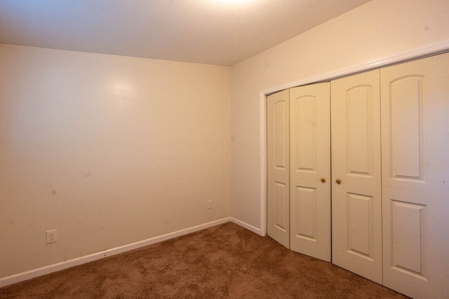 Building Photo - 2 bed and 2 bath house with garage and par...