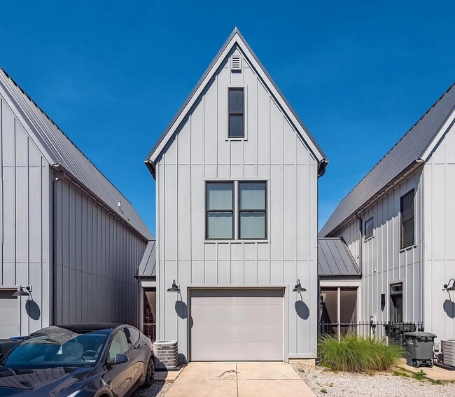Building Photo - 986 Summit St