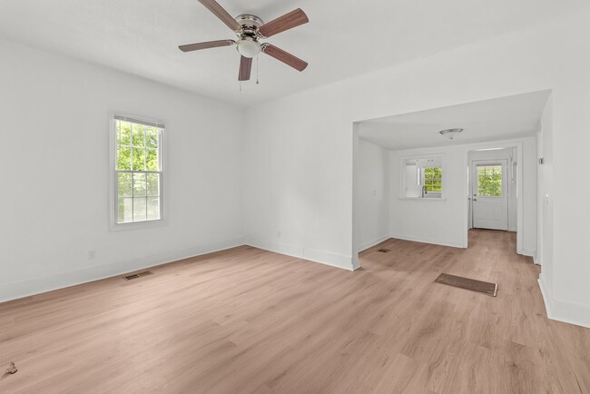 Building Photo - Charming 4 Bedroom, 2 Bathroom house