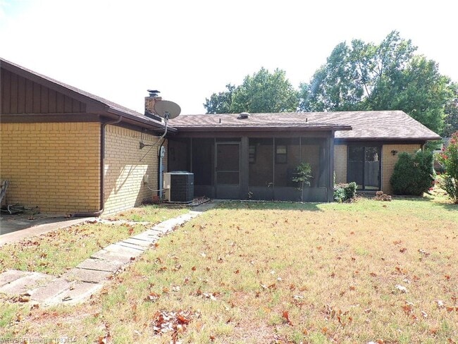 Building Photo - 8617 Meadow Dr