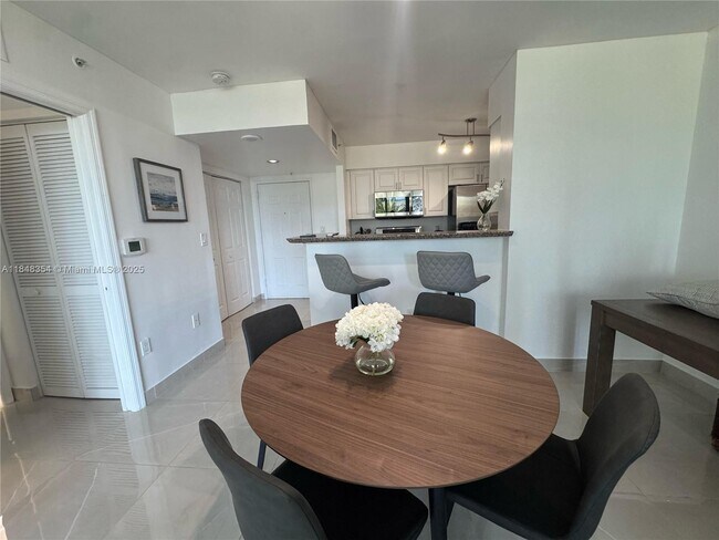 Building Photo - 1155 Brickell Bay Dr