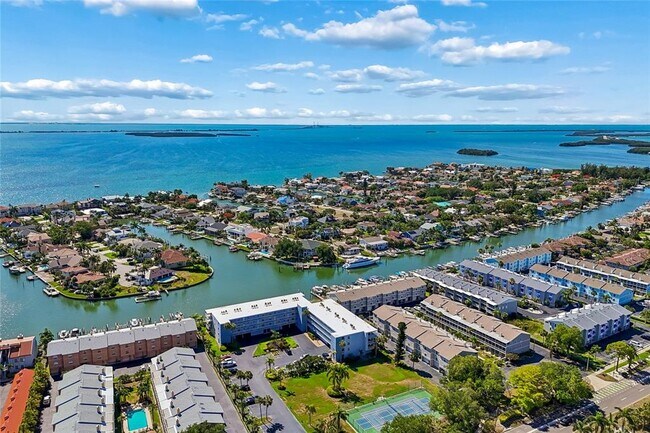 Building Photo - 719 Pinellas Bayway S