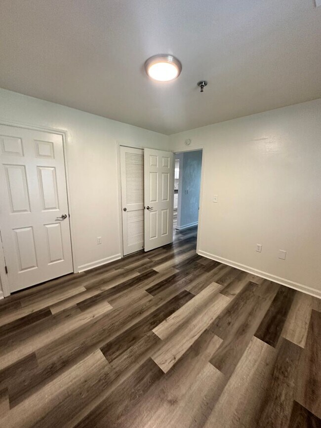 Building Photo - Renovated 4 Bedroom 2 Bath Room Downtown -...