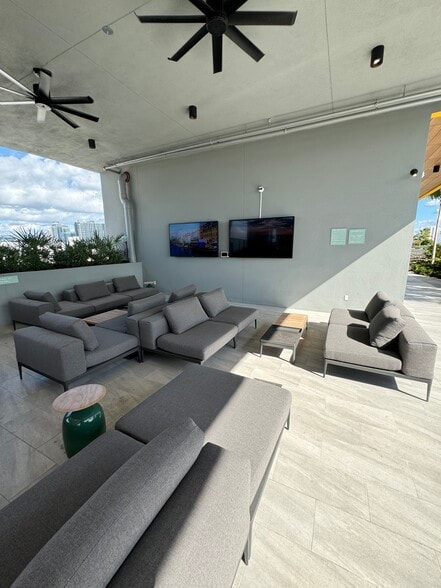 Building Photo - 160 NW 27th St