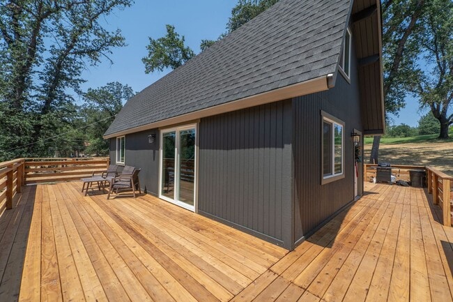 Building Photo - 2 BR w/ Loft