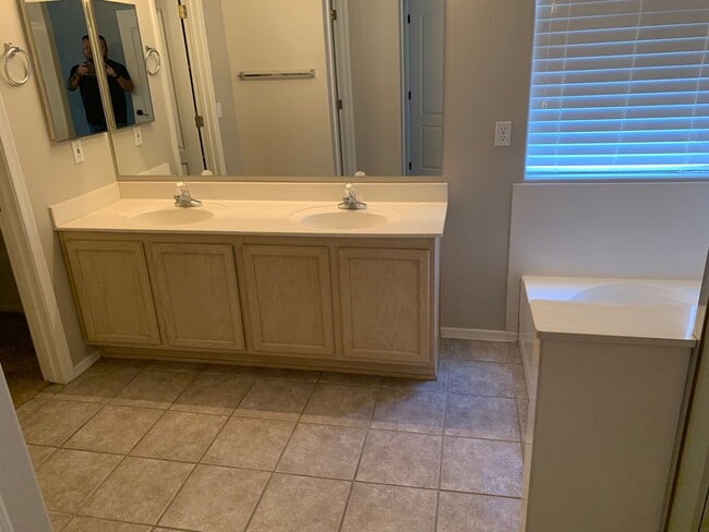 Building Photo - Spacious 3-Bedroom Home with Pool in Beaut...