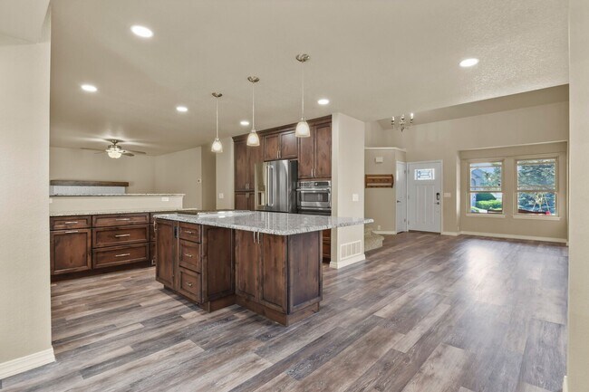 Building Photo - Stunning 5 Bedroom in School District 20