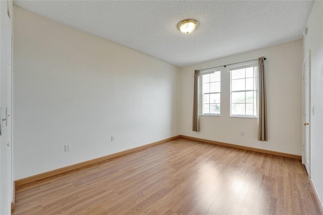 Building Photo - 533 NE 3rd Ave