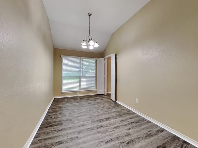 Building Photo - 2800 St Martin Dr