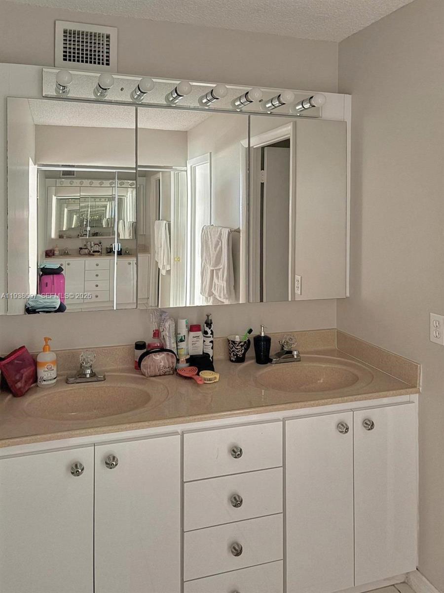 Building Photo - 401 Golden Isles Dr