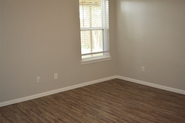 Building Photo - 18130 Beaverdell Dr