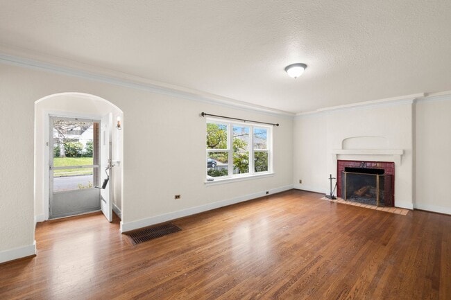 Building Photo - 2 bedroom 1 bath with full basement in Sellwood!