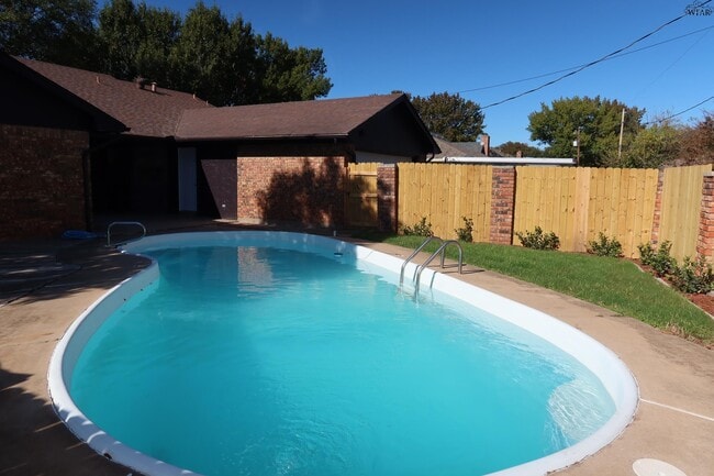 Building Photo - 4819 Royal Oak St