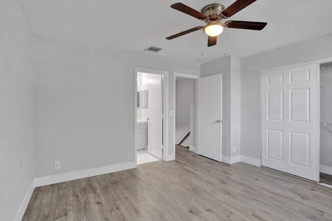 Building Photo - 9913 NW 57th Manor