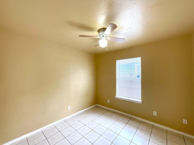 Building Photo - Convenient & Low-Maintenance Living Near St. Mary’s University!