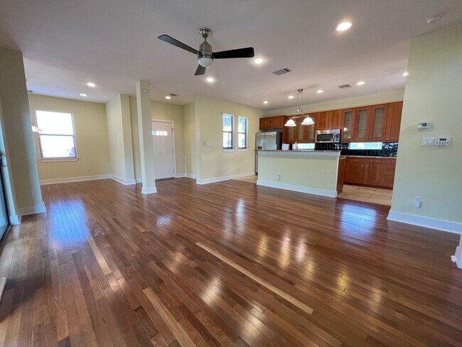 Building Photo - 5bed/3bath house in North Campus