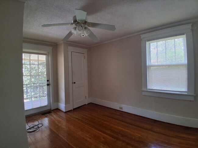 Building Photo - 402 Maple St