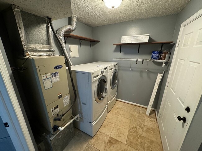 Building Photo - Sophisticated 2 Bed 2 Bath Condo with Loft...