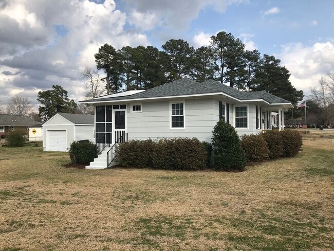 Building Photo - Completely remodeled 3 bedroom  w/ screened porch. Applications accepted at www.treg-rentals.com ...
