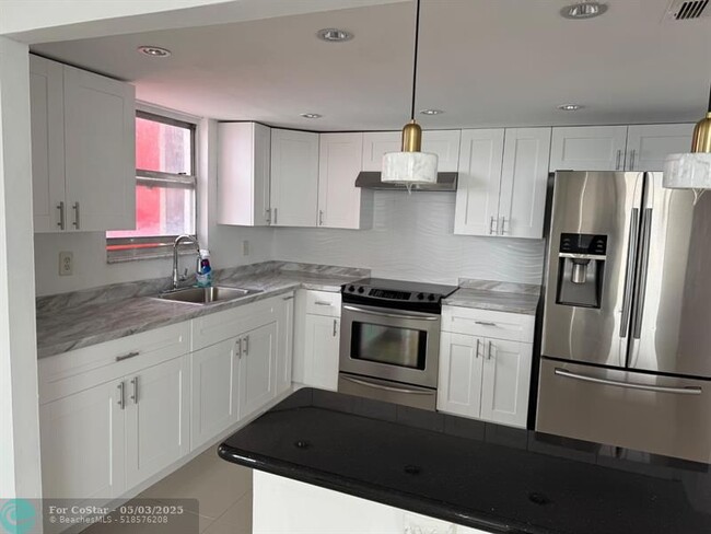 Building Photo - 1301 NE Miami Gardens Dr