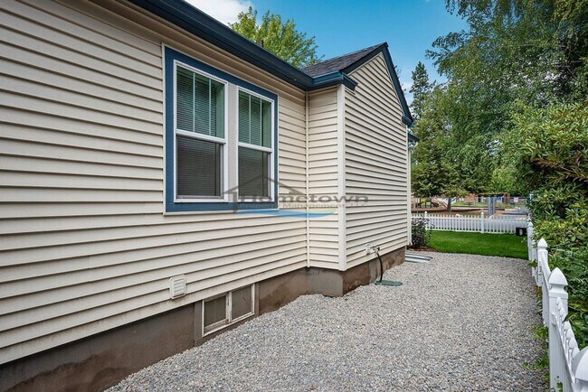 Building Photo - Well-Maintained 3 Bed 2 Bath Cottage in Do...