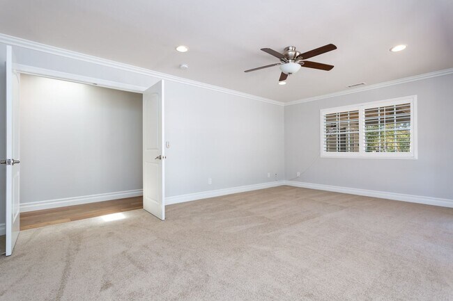 Building Photo - Spacious Entertainers Retreat in San Carlos!