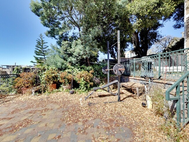 Primary Photo - 1121 Green St