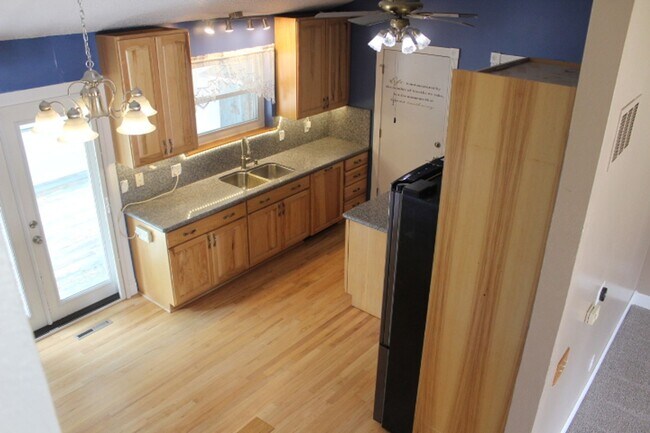 Building Photo - Columbine Hills - 3 BR/2 1/2 BA Home!