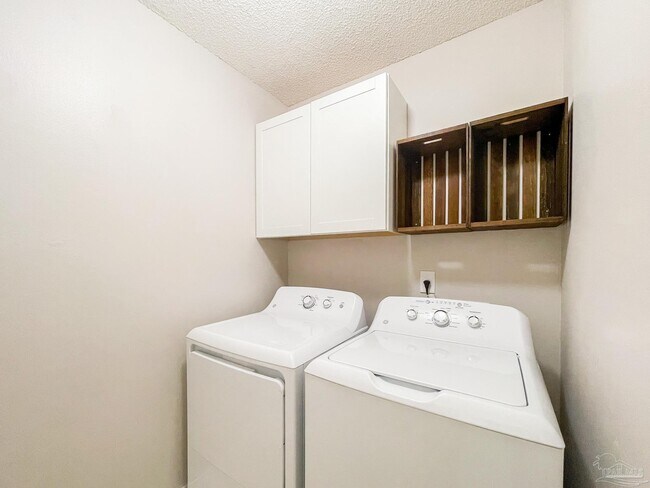 Building Photo - 9049 Bluebay Ln