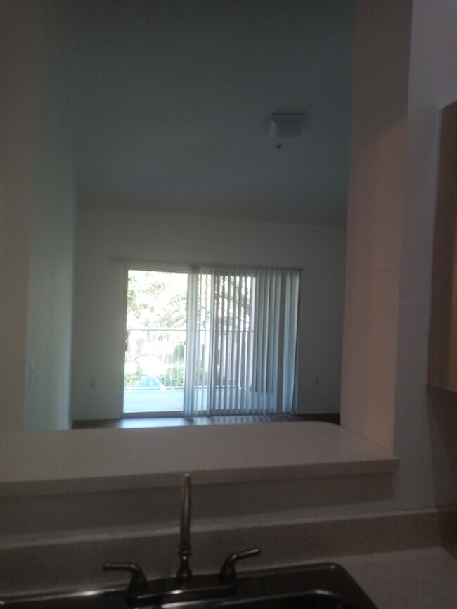 Building Photo - Spacious 2bed/2bath with nice vaulted ceil...