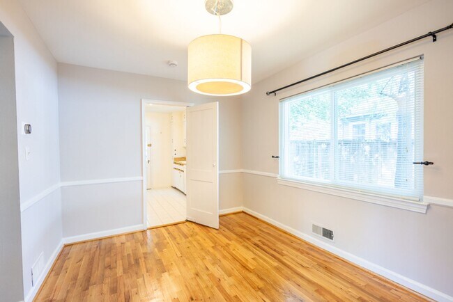 Building Photo - Charming  3 BR/1 BA Single-Family Home in ...