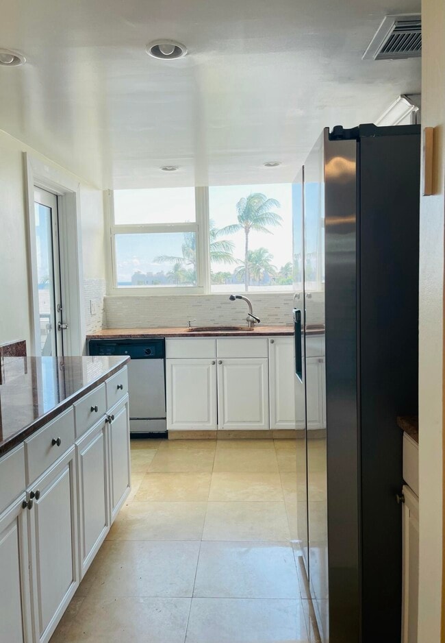 Building Photo - 1237 Hillsboro Mile