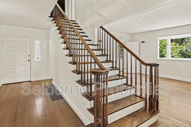 Building Photo - 25 Selborne Dr